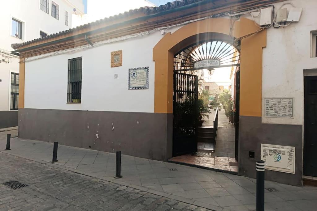Tipico Y Pintoresco Patio De Vecinos, Con Encanto Севилья Экстерьер фото