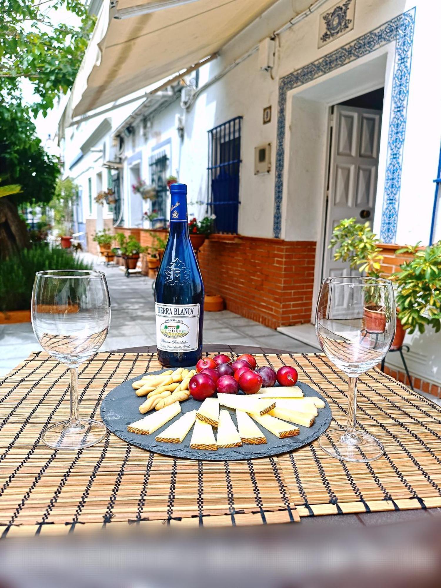 Tipico Y Pintoresco Patio De Vecinos, Con Encanto Севилья Экстерьер фото